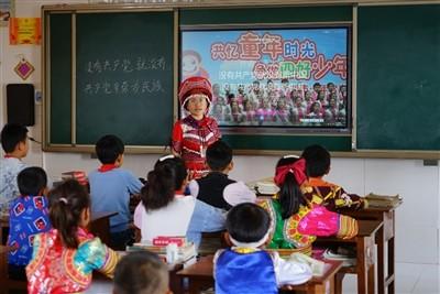 哈尔滨哈药六厂版画博物馆开放,游客排队参观